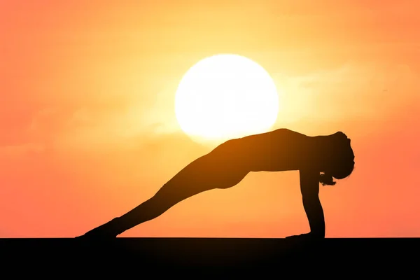 Silhuett Kvinnan Öva Yoga Med Solnedgång Eller Soluppgång Bakgrund — Stockfoto