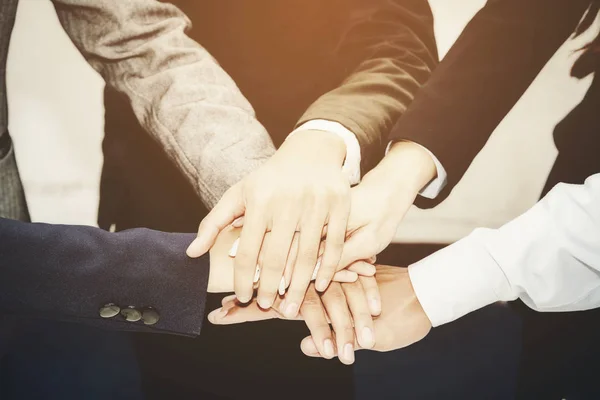 Business team che unisce le mani, focus selettivo — Foto Stock