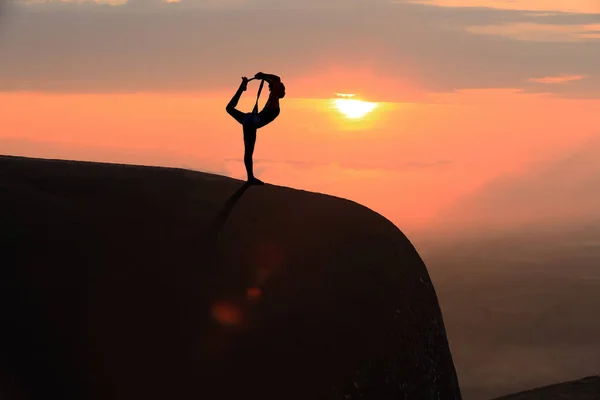 Силуэт Йога Закатом Восходом Солнца Фон — стоковое фото