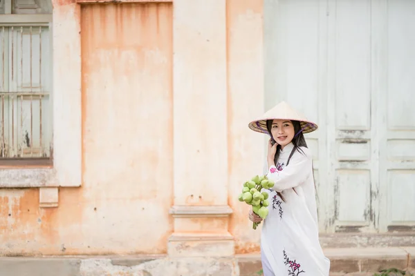 Vietnam kültürü geleneksel elbise ile kadın,, Ao dai — Stok fotoğraf