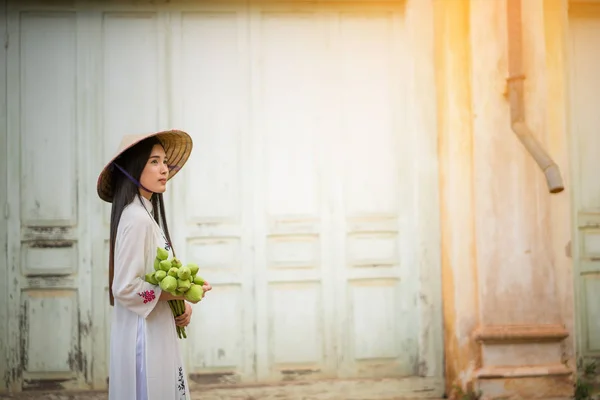 Beautiful woman with Vietnam culture tranditional dress, Ao dai — Stock Photo, Image