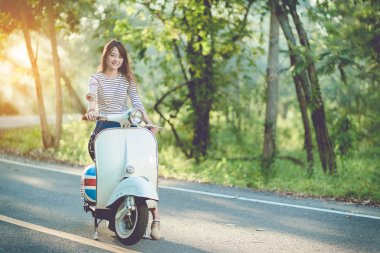 karayolu üzerinde turist ve klasik scooter