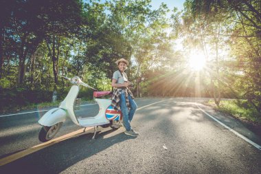 karayolu üzerinde turistik fotoğraf ve Vespa scooter