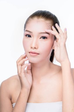 asyalı kadın yüzüne masaj ve krem kozmetik uygulamak