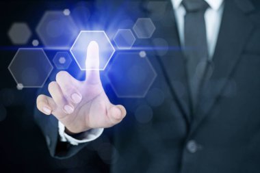 İşadamı parmağını gösterdi.