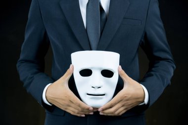 işadamı b arkasında elinde beyaz maske gizlemek