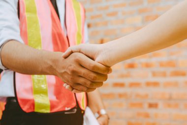 başarılı anlaşma dan sonra mühendis ve yatırımcı el sıkışırken