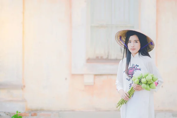 Beautiful woman with Vietnam culture tranditional dress, Ao dai — Stock Photo, Image