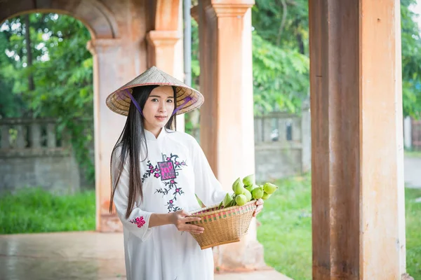 Beautiful woman with Vietnam culture tranditional dress, Ao dai — Stock Photo, Image