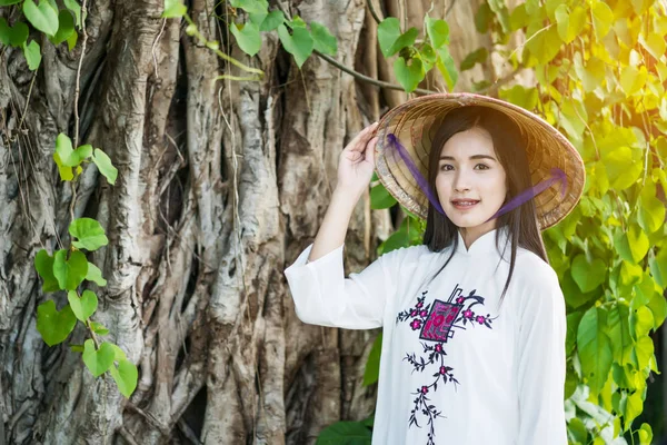 Wanita dengan budaya Vietnam gaun tradisional, Ao dai — Stok Foto