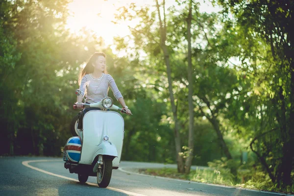 Turista e scooter clássico na estrada — Fotografia de Stock