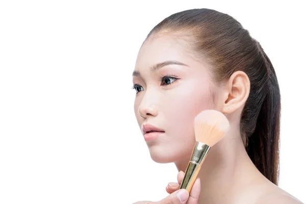亚洲妇女按摩她的脸 并应用奶油化妆品 — 图库照片