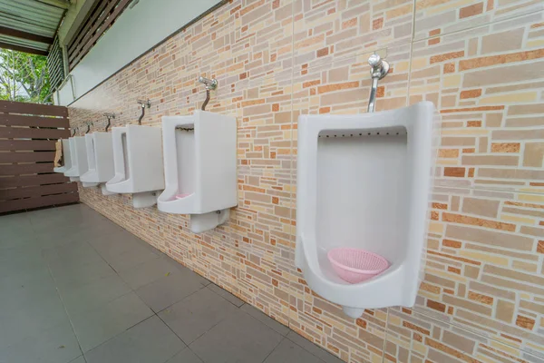 Mannelijke badkamer en urinoir in mannelijk toilet. — Stockfoto