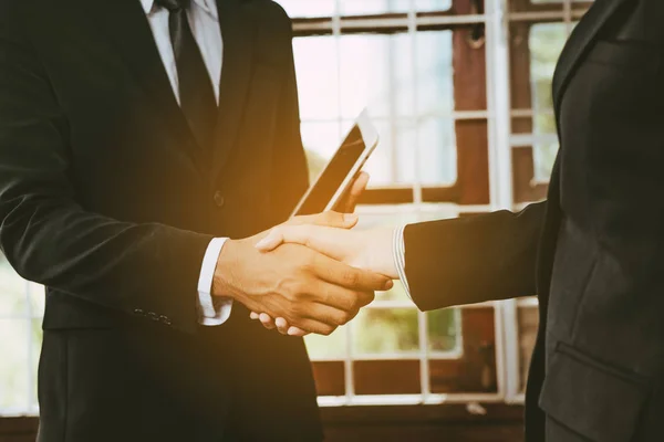 Due uomini d'affari che si stringono la mano sul posto di lavoro — Foto Stock