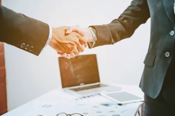 Due uomini d'affari che si stringono la mano sul posto di lavoro — Foto Stock