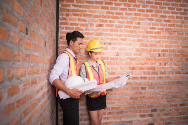 kadın ve adam construc eski tuğla duvar arka plan ile çalışan