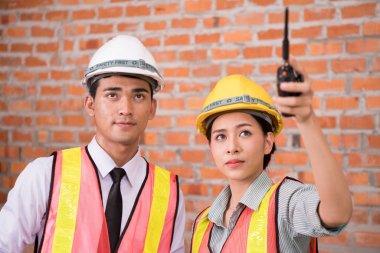 kadın ve adam construc eski tuğla duvar arka plan ile çalışan