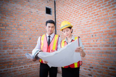 kadın ve adam construc eski tuğla duvar arka plan ile çalışan