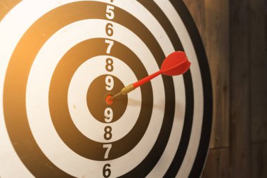 Kırmızı ok ok isabet dart tahtası hedef Merkezi