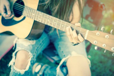 vintage t ile akustik gitar çalan kadın ellerinin yakın çekim