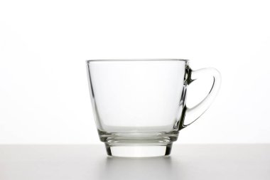 beyaz arka plan üzerinde izole kahve boş transparant fincan
