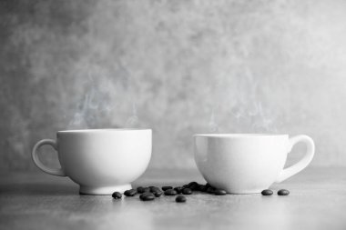 beton arka plan ile kahve ve kahve çekirdeği beyaz fincan, bla