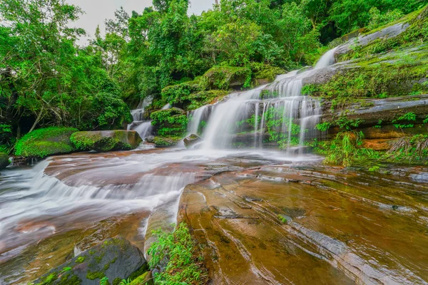 Vodopád v deštním lese v Thajsku — Stock fotografie