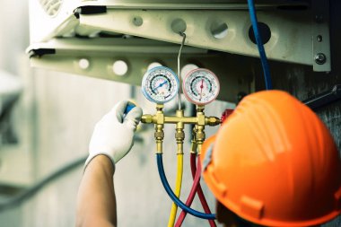 asyalı adam tanktan klima soğutucu çalışır