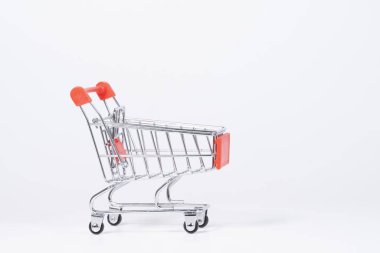 beyaz arka plan üzerinde kırmızı sepeti