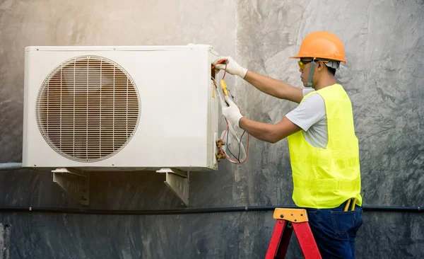 Asiático hombre corre el aire acondicionado refrigerante desde el tanque — Foto de Stock