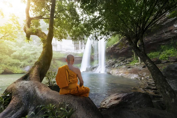 Mönch praktiziert Meditation am schönen Wasserfall — Stockfoto