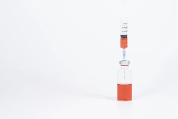 Медичний препарат з шприцом на білому тлі — стокове фото