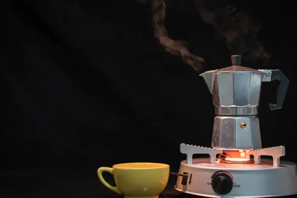 Percolador de café de metal con taza de café preparar café caliente — Foto de Stock