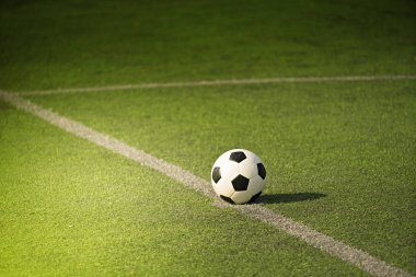 Futbol veya Futbol ışık kiriş ile yeşil sahada