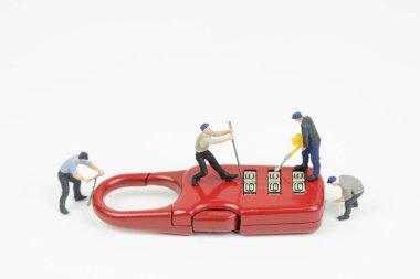 Minyatür insanlar anahtar kilidini açmak için deneyin, güvenlik kavramı