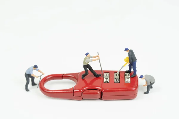 Personas en miniatura tratan de desbloquear la llave, concepto de seguridad — Foto de Stock