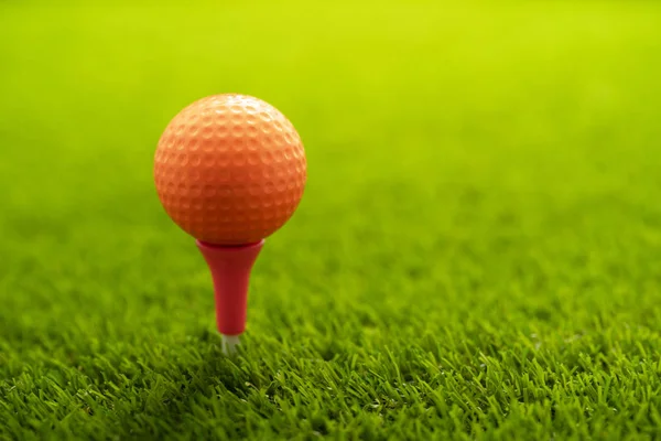コピースペース付きの緑の草の上のゴルフボール — ストック写真