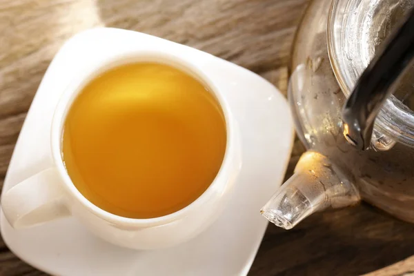 Tasse de thé avec pot à thé sur bois, vue de dessus — Photo