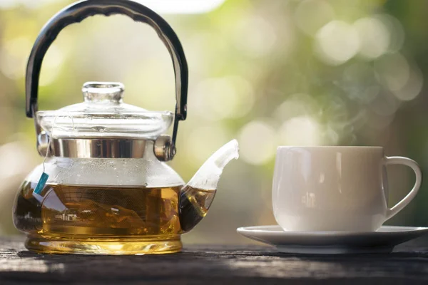 Tasse à thé avec pot à thé sur bois avec fond nature — Photo