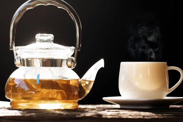 Tasse à thé avec pot à thé sur bois — Photo