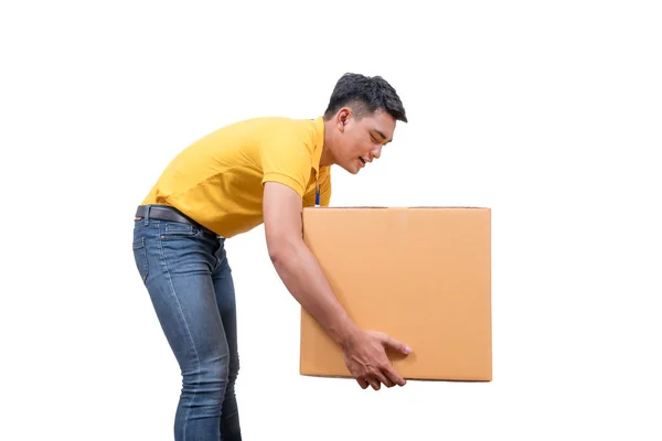 Entrega hombre asiático. Feliz joven mensajero caja de espera y sonriente —  Fotos de Stock