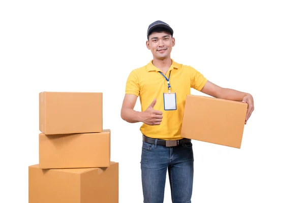 Entrega hombre asiático. Feliz joven mensajero caja de espera y sonriente — Foto de Stock