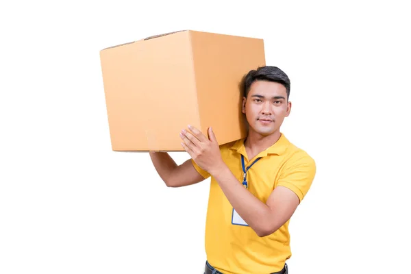 Entrega hombre asiático. Feliz joven mensajero caja de espera y sonriente — Foto de Stock