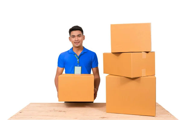 Entrega hombre asiático. Feliz joven mensajero caja de espera y sonriente — Foto de Stock