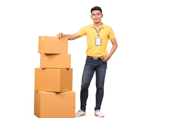 Entrega hombre asiático. Feliz joven mensajero caja de espera y sonriente — Foto de Stock