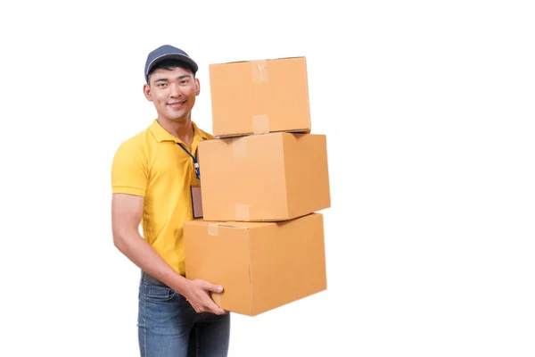 Entrega hombre asiático. Feliz joven mensajero caja de espera y sonriente —  Fotos de Stock