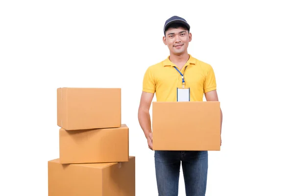 Entrega hombre asiático. Feliz joven mensajero caja de espera y sonriente — Foto de Stock