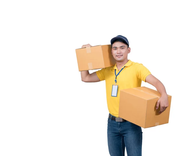 Entrega hombre asiático. Feliz joven mensajero caja de espera y sonriente —  Fotos de Stock