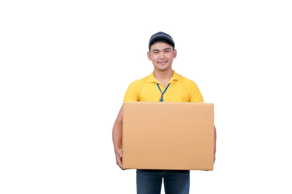 Entrega hombre asiático. Feliz joven mensajero caja de espera y sonriente — Foto de Stock