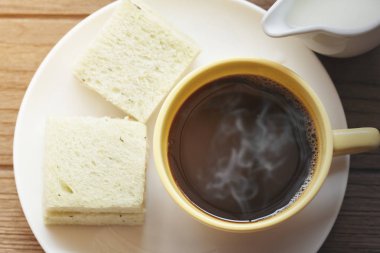 kahve fincanı ve ekmek üst görünümü